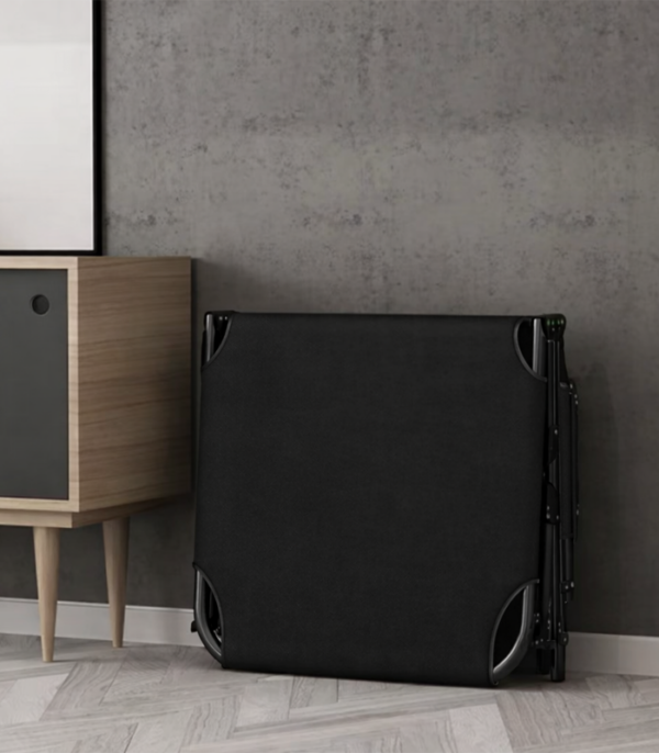 Matkavoodi/välivoodi madratsiga.Must ja hall.